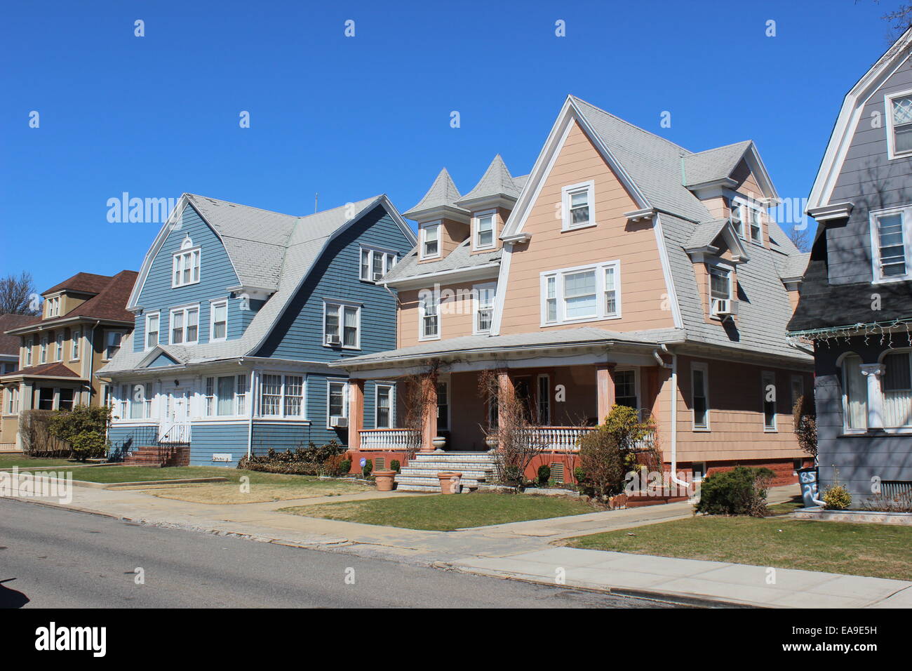 Maisons néo-colonial néerlandais, Richmond Hill, Queens, New York Banque D'Images