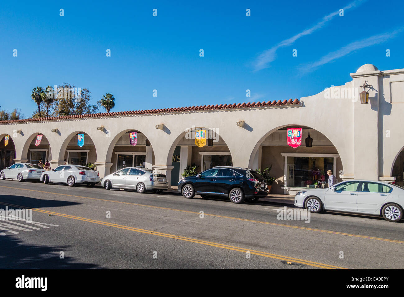 Des détails architecturaux de l'Ojai historique arcade montrant ses nombreuses arches et la ligne de pavillon. Banque D'Images