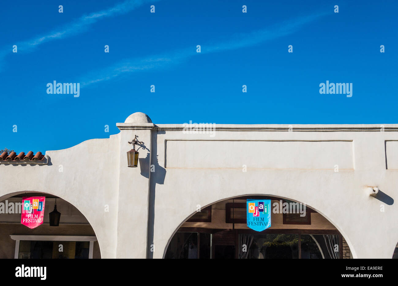 Des détails architecturaux de l'Ojai historique arcade montrant deux arches et la ligne de pavillon et festival du film signes. Banque D'Images