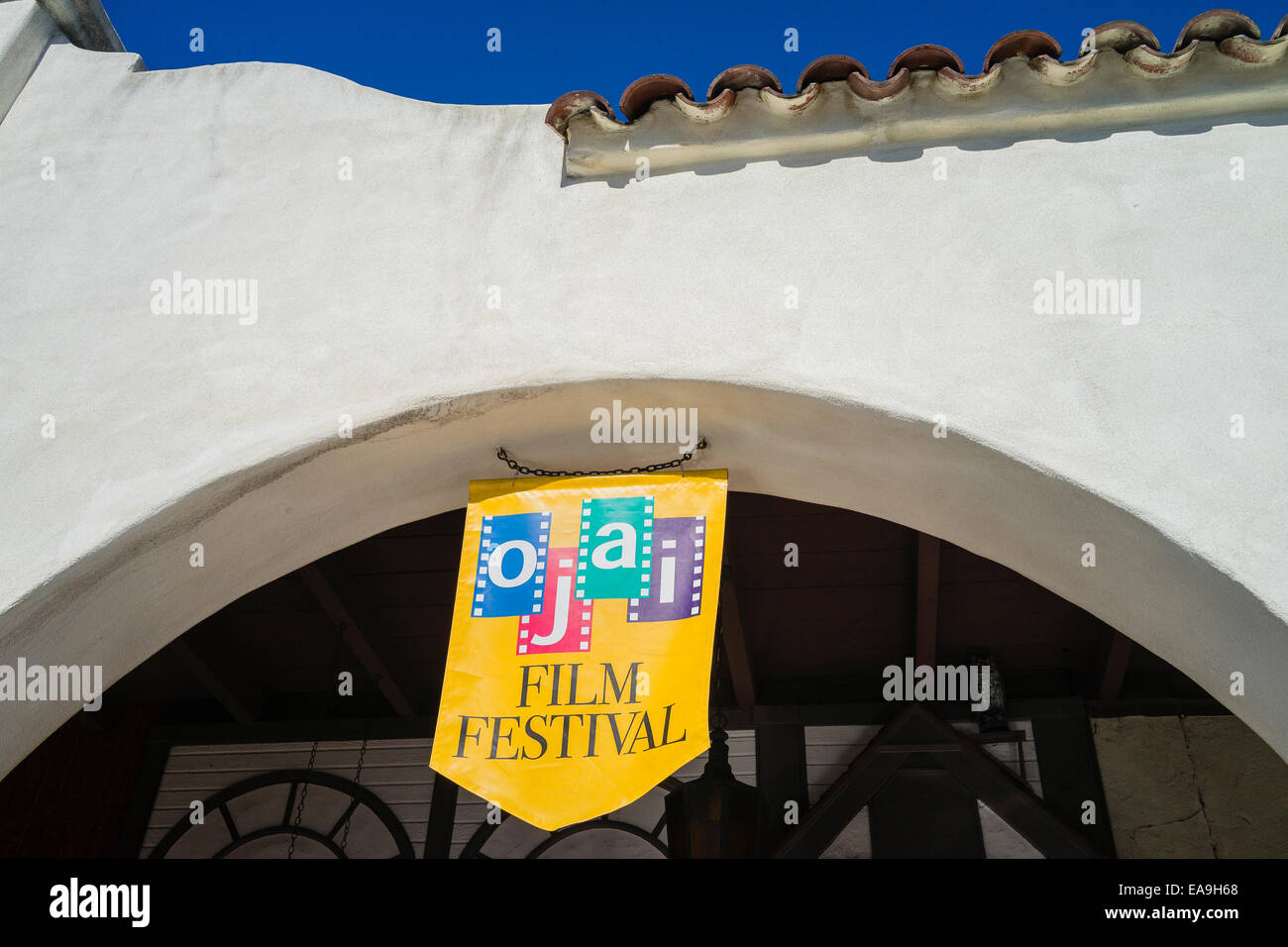 Un film festival Ojai de pend une voûte en stuc de la Mission néogothique Ojai arcade. Banque D'Images