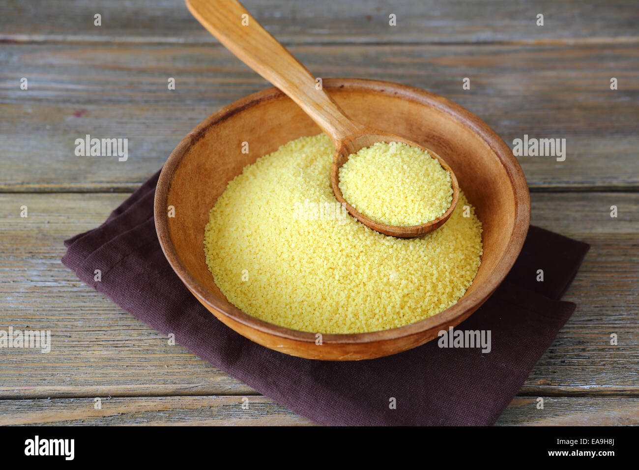 Couscous arabe dans un bol sur les planches de bois, de l'ingrédient alimentaire Banque D'Images