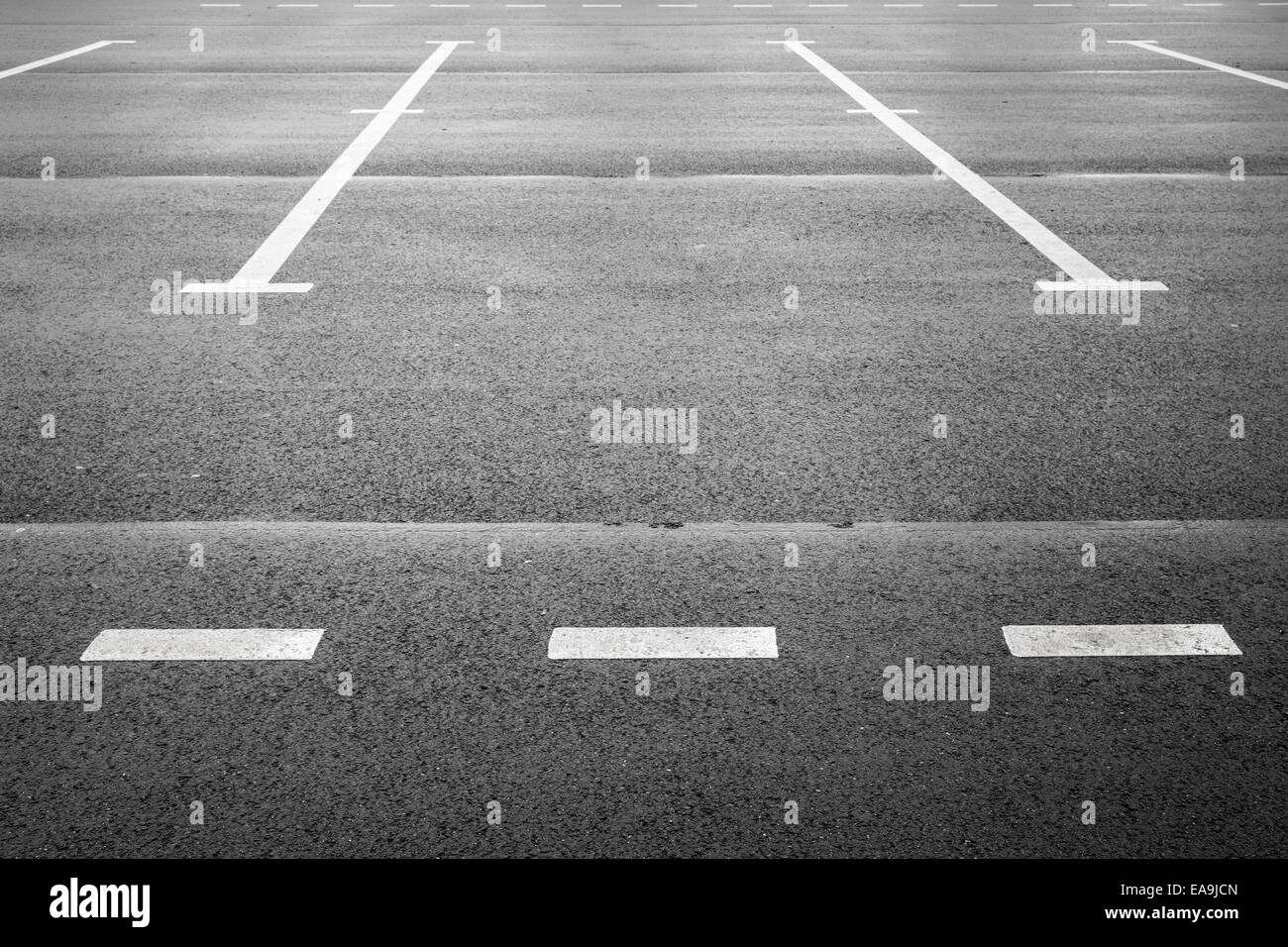 Place de parking libre, un espace vide sur asphalte avec blanc signalisation Banque D'Images