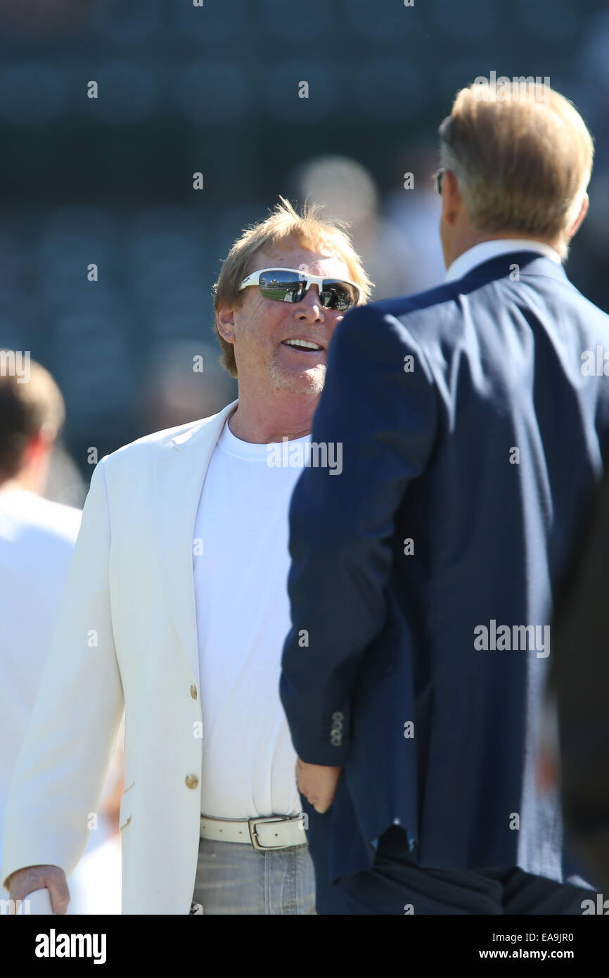 9 novembre 2014 : Oakland Raiders propriétaire Mark Davis parle avec John Elway, Denver Broncos Vice-président exécutif des opérations Football, avant le début de la partie de football avec les Broncos de Denver et l'Oakland Raiders à l'O.co Coliseum à Oakland, Californie. Le Denver Broncos a vaincu les Raiders d'Oakland 41 à 17. Banque D'Images