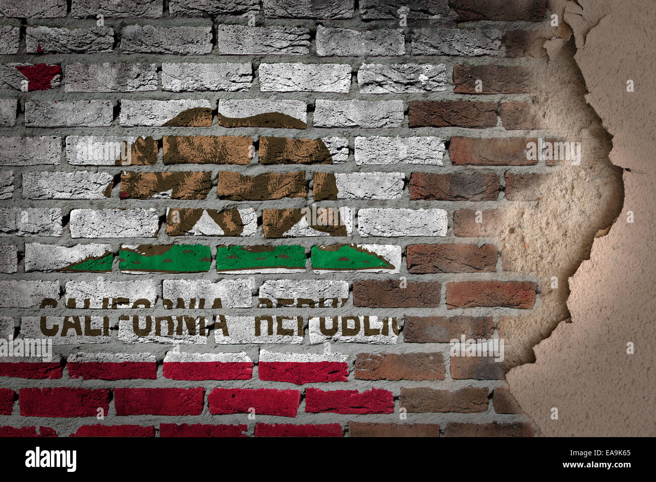 La texture du mur de brique sombre avec du plâtre - drapeau peint sur mur - Californie Banque D'Images