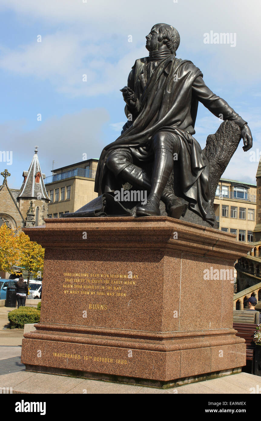 Vue de la statue en bronze de Robert Burns et son piédestal de granit poli Peterhead dans Albert Square, Dundee, Écosse Banque D'Images