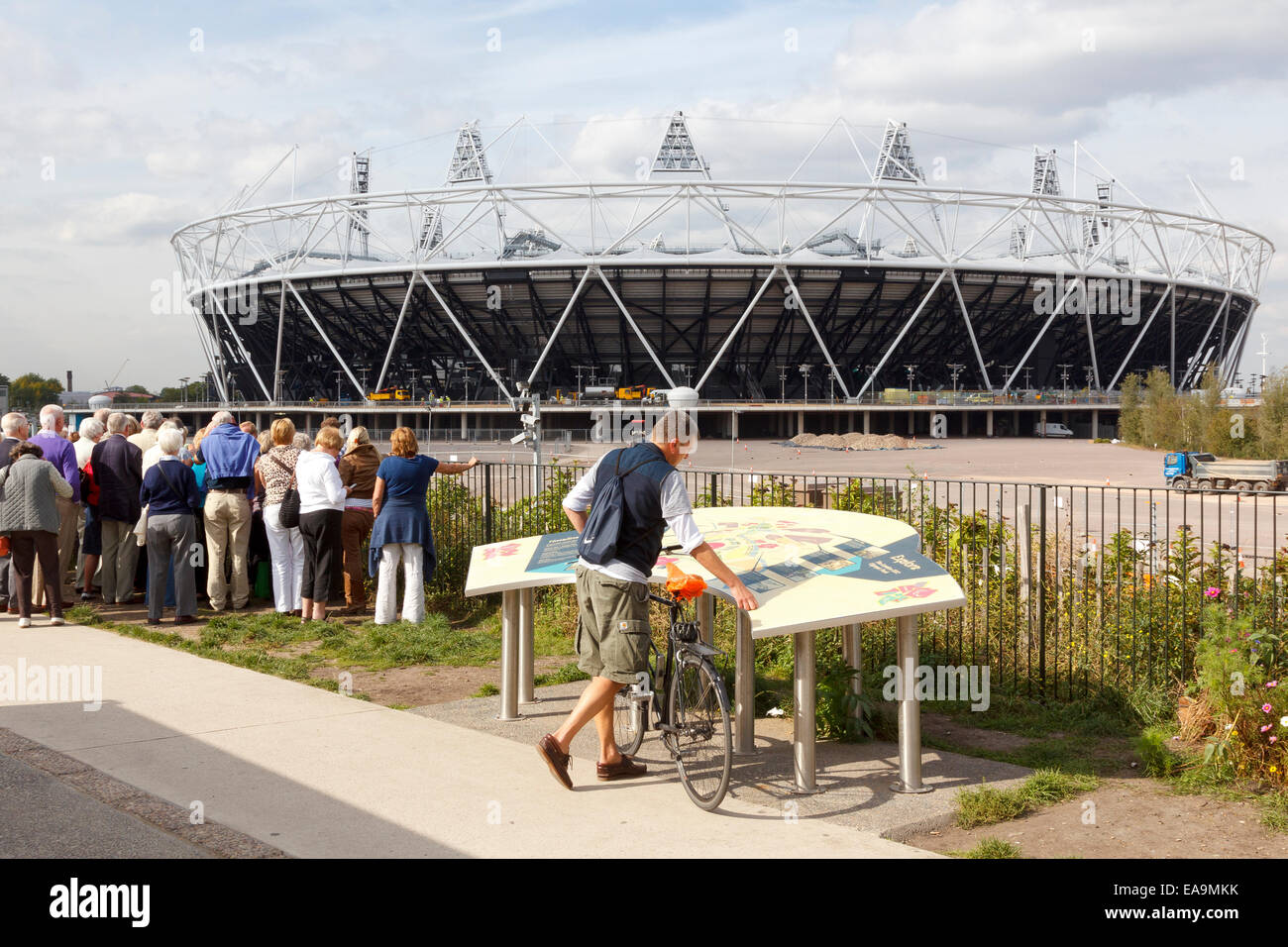 Les touristes en visite guidée d'un groupe à la vue donnant sur le tube du Parc Olympique, du stade olympique de Stratford, London Banque D'Images