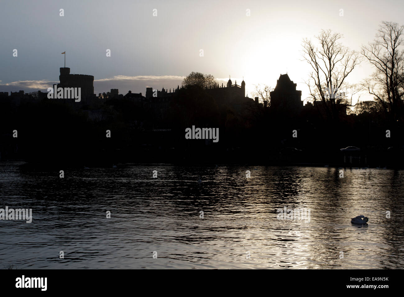 Windsor, Berkshire, Royaume-Uni. 10 novembre 2014. Le soleil se lève derrière le château de Windsor, Berkshire, Royaume-Uni sur les rives de la Tamise. Credit : Ed Brown/Alamy Live News Banque D'Images