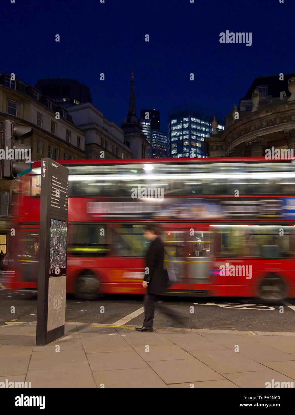 Rues de la ville de Londres de nuit - motion blur pour gens méconnaissables - emplacement est jonction de Lothbury et Moorgate. Banque D'Images