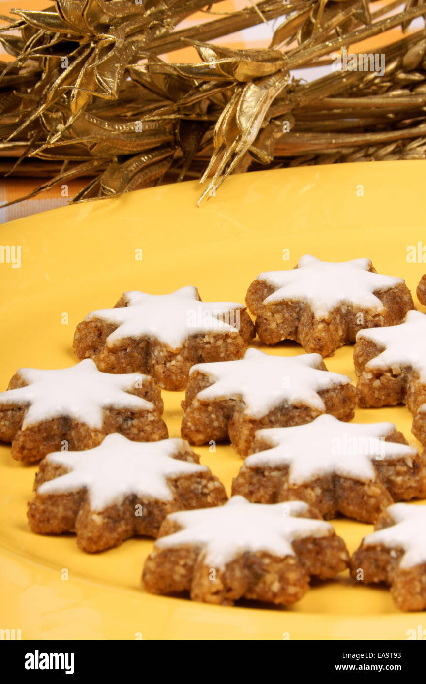 Étoiles à la cannelle (Zimtsterne les cookies en allemand) sont typiques  des biscuits de Noël allemands et suisses faite d'amandes. Sur une plaque  jaune Photo Stock - Alamy