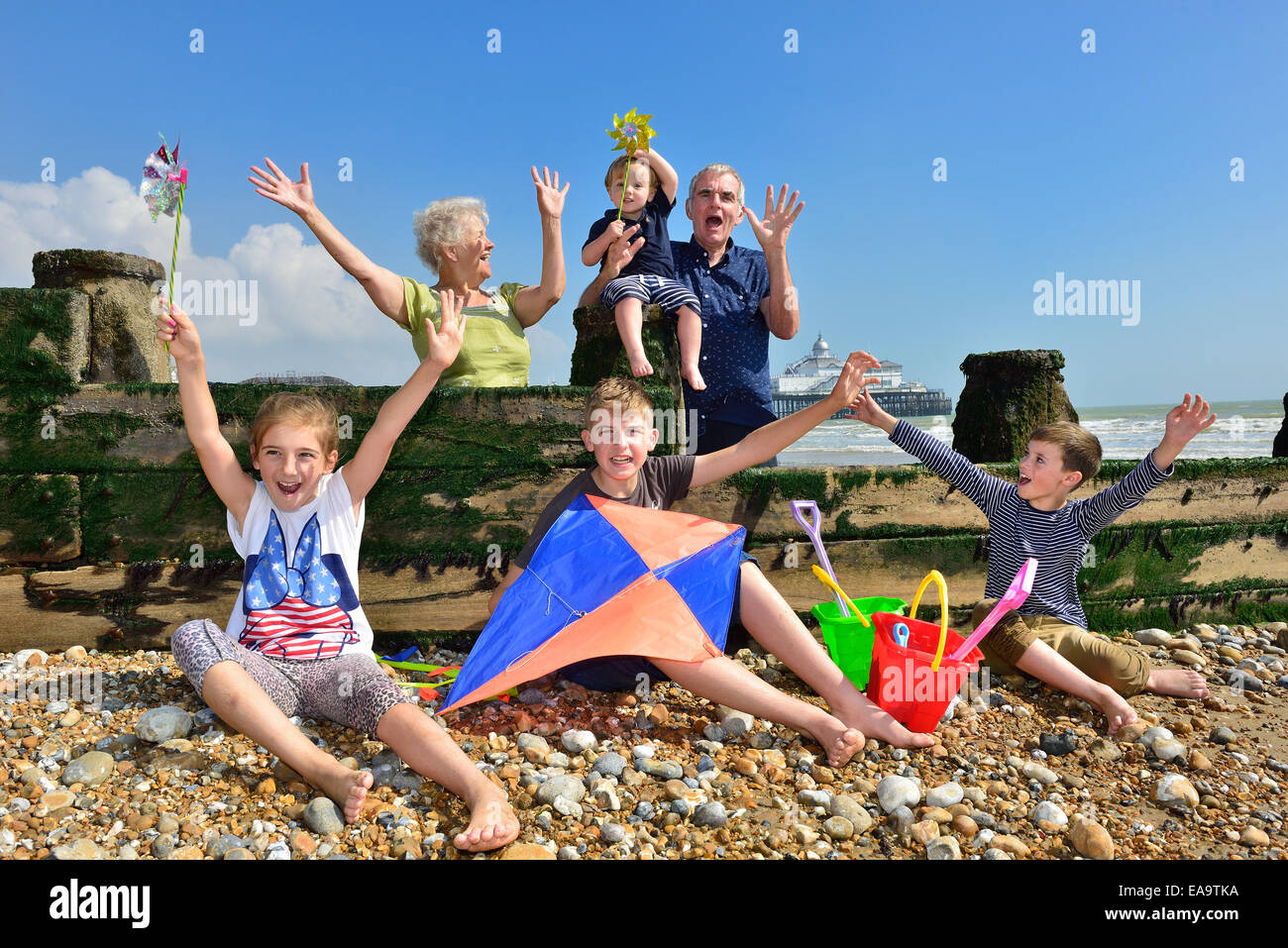 Les grands-parents avec leurs petits-enfants sur la plage d'Eastbourne. East Sussex. UK Banque D'Images