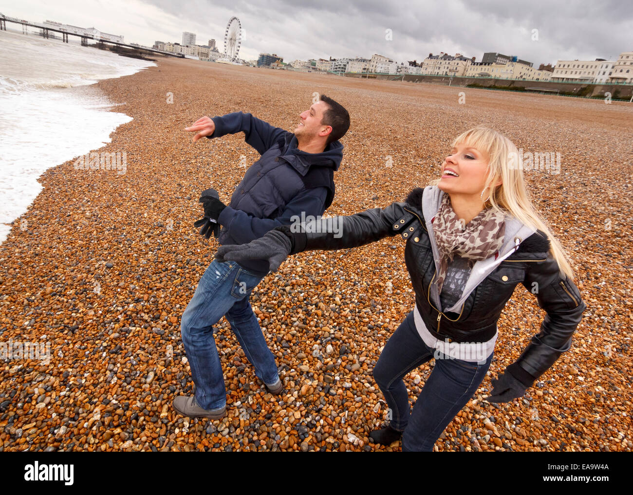 Un couple bénéficiant d'une journée au bord de la région de Brighton de vêtements chauds pour l'hiver Banque D'Images