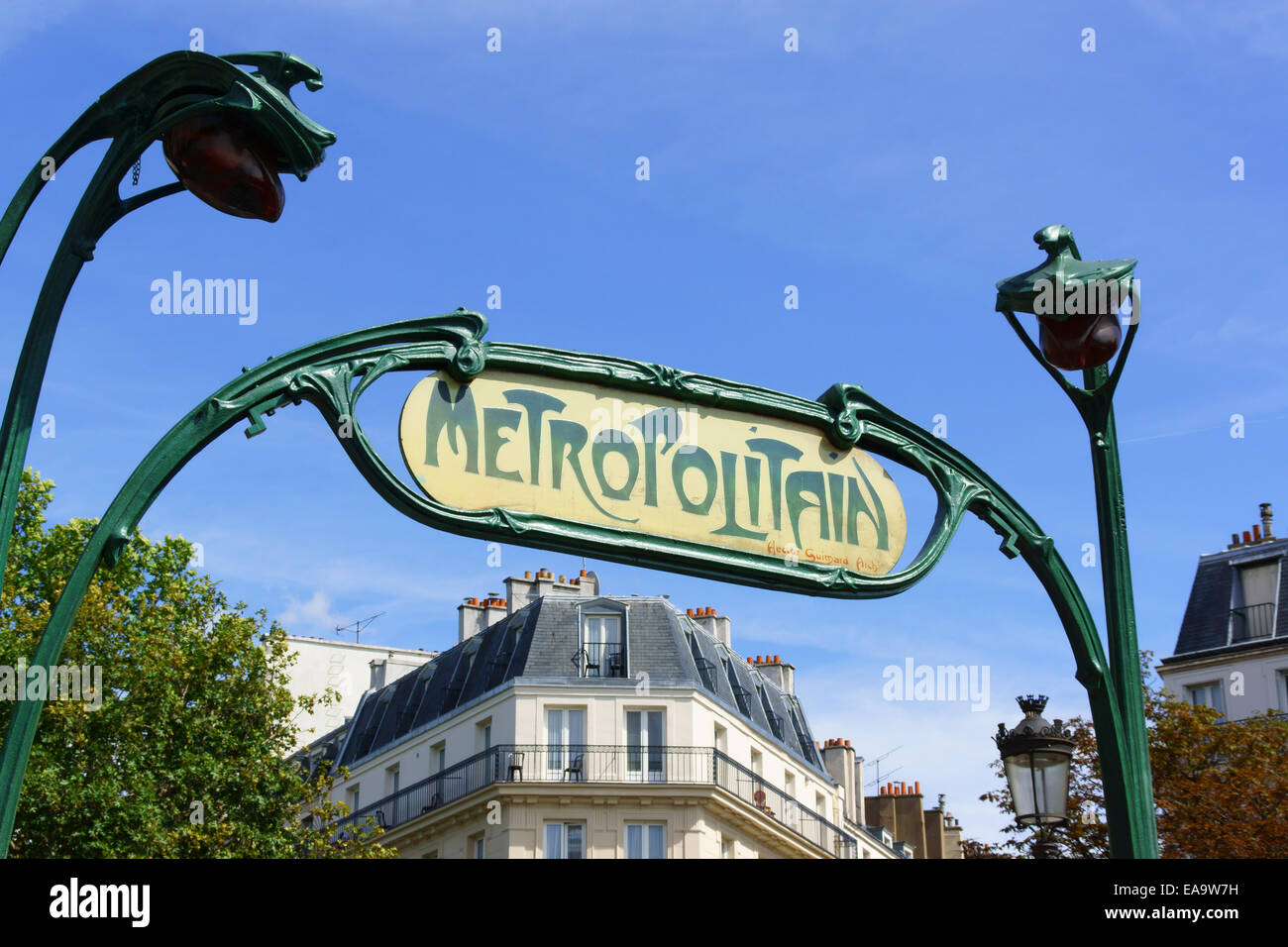 Paris, France - 17 août 2013 : le style Art Nouveau signe de la station de métro metropolitain à Pigalle, Paris, France. Banque D'Images