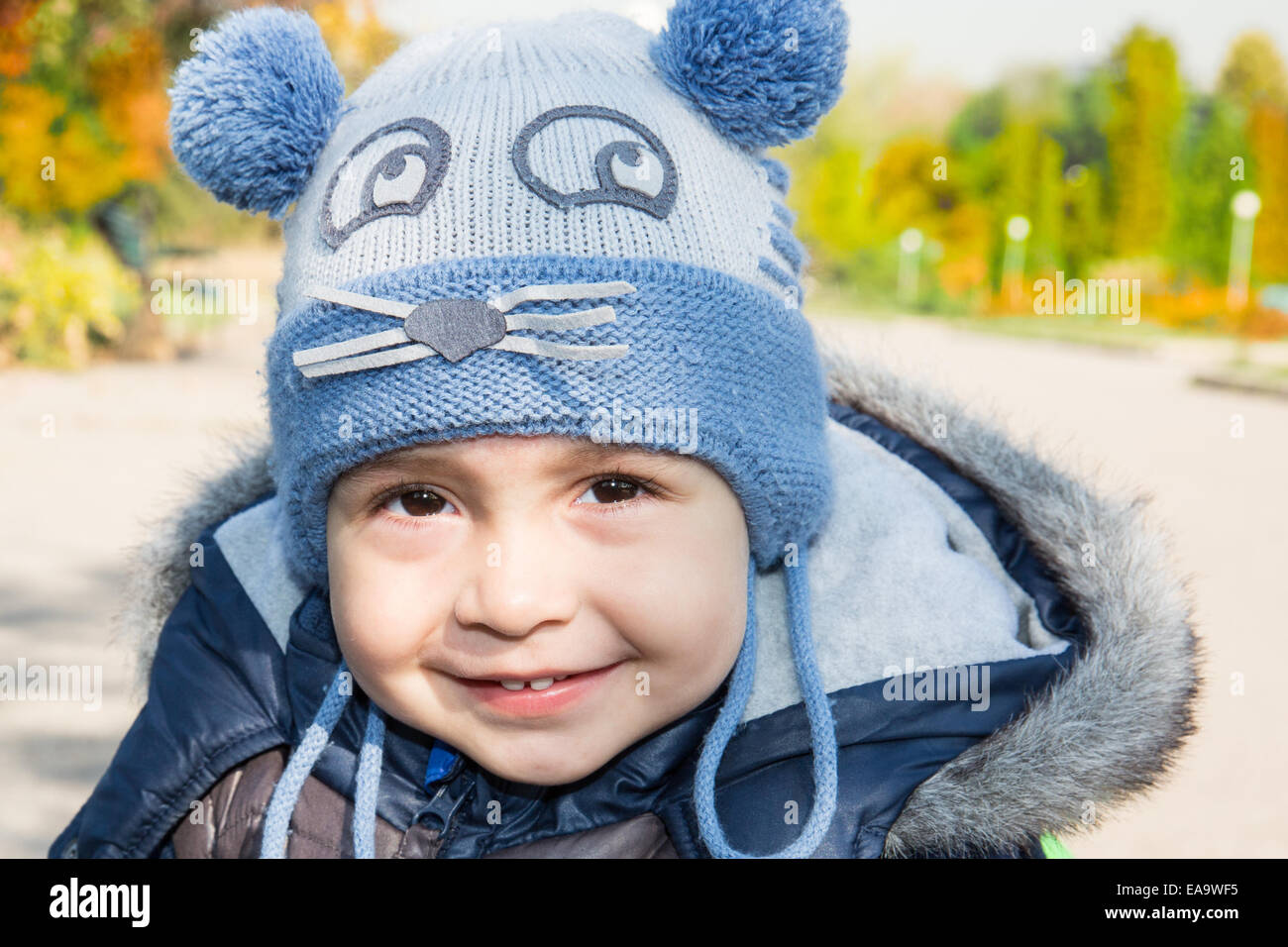 Adorable petit garçon enfant in autumn park Banque D'Images