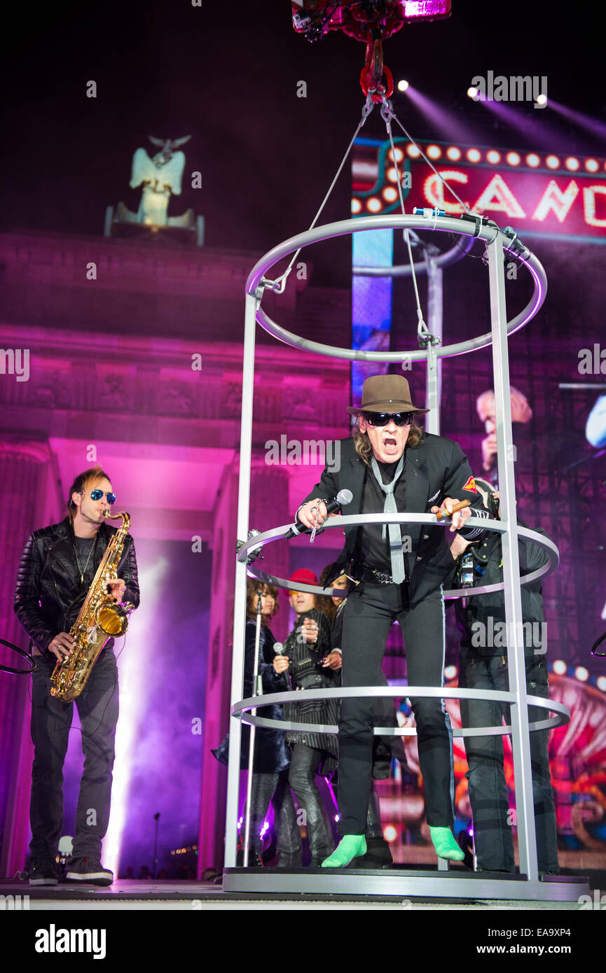 Berlin, Allemagne. Nov 9, 2014. La chanteuse allemande Udo Lindenberg se produit avec son groupe sur scène lors de la célébration à l'occasion du 25e anniversaire de la chute du Mur de Berlin, en face de la porte de Brandebourg à Berlin, Allemagne, 9 novembre 2014. De nombreuses manifestations ont lieu à Berlin pour commémorer le 25e anniversaire de la chute du Mur de Berlin. Photo : Bernd von Jutrczenka/dpa/Alamy Live News Banque D'Images