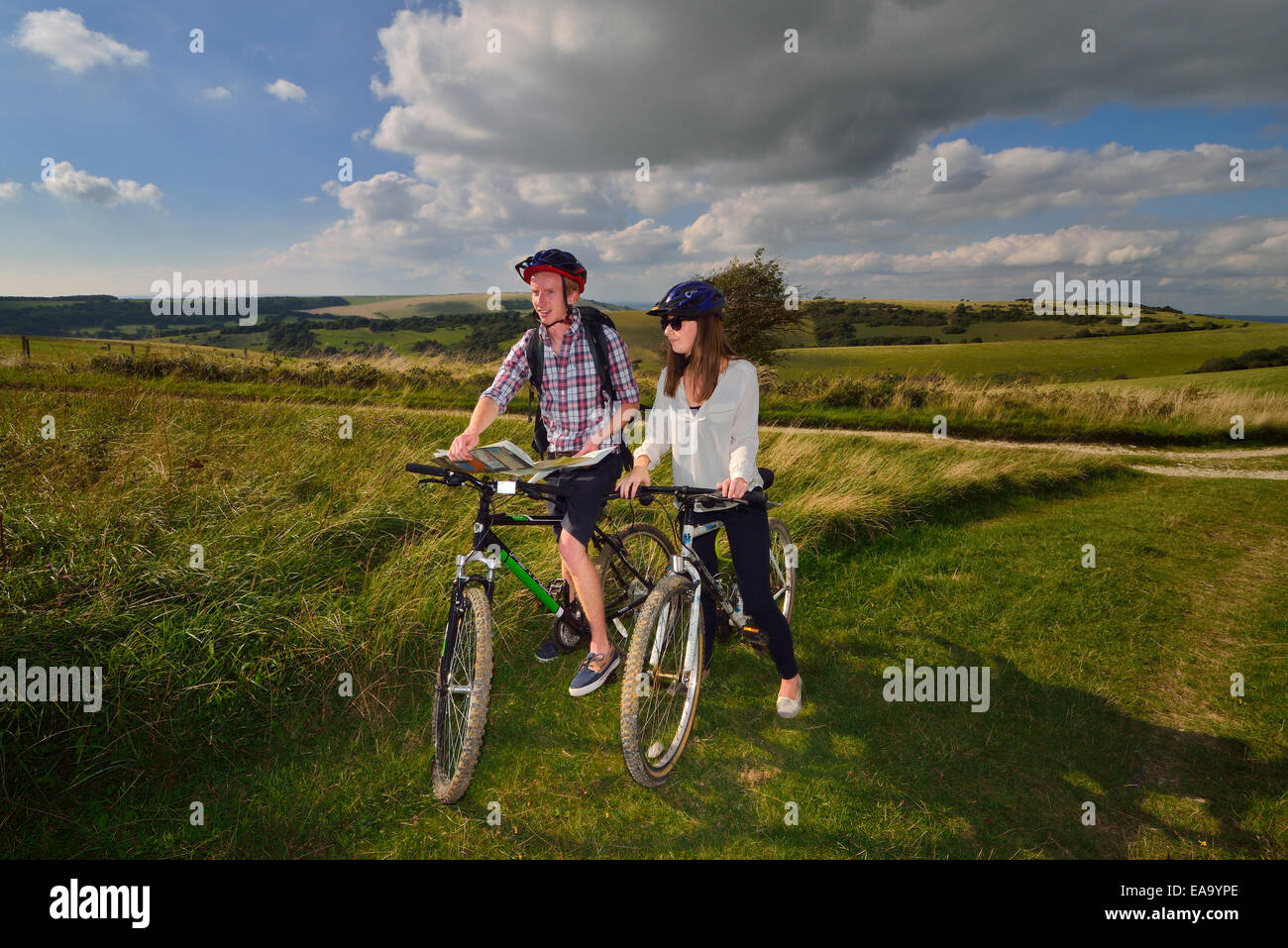 Un jeune couple à vélo le long de la South Downs Way à Butts Brow, Willingdon, près de Eastbourne, East Sussex. UK Banque D'Images