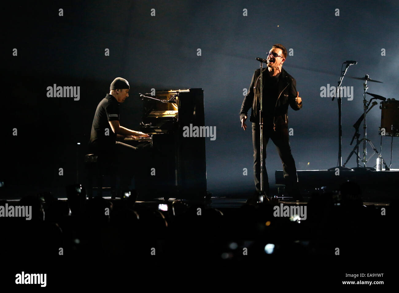 Glasgow, Ecosse, Royaume-Uni. 09Th Nov, 2014. Le bord (l-r), Bono et Larry Mullen jr. de U2 effectuer au cours de la 20e MTV EMA show à Glasgow, Royaume-Uni, le 09 novembre 2014. Dpa : Crédit photo alliance/Alamy Live News Banque D'Images
