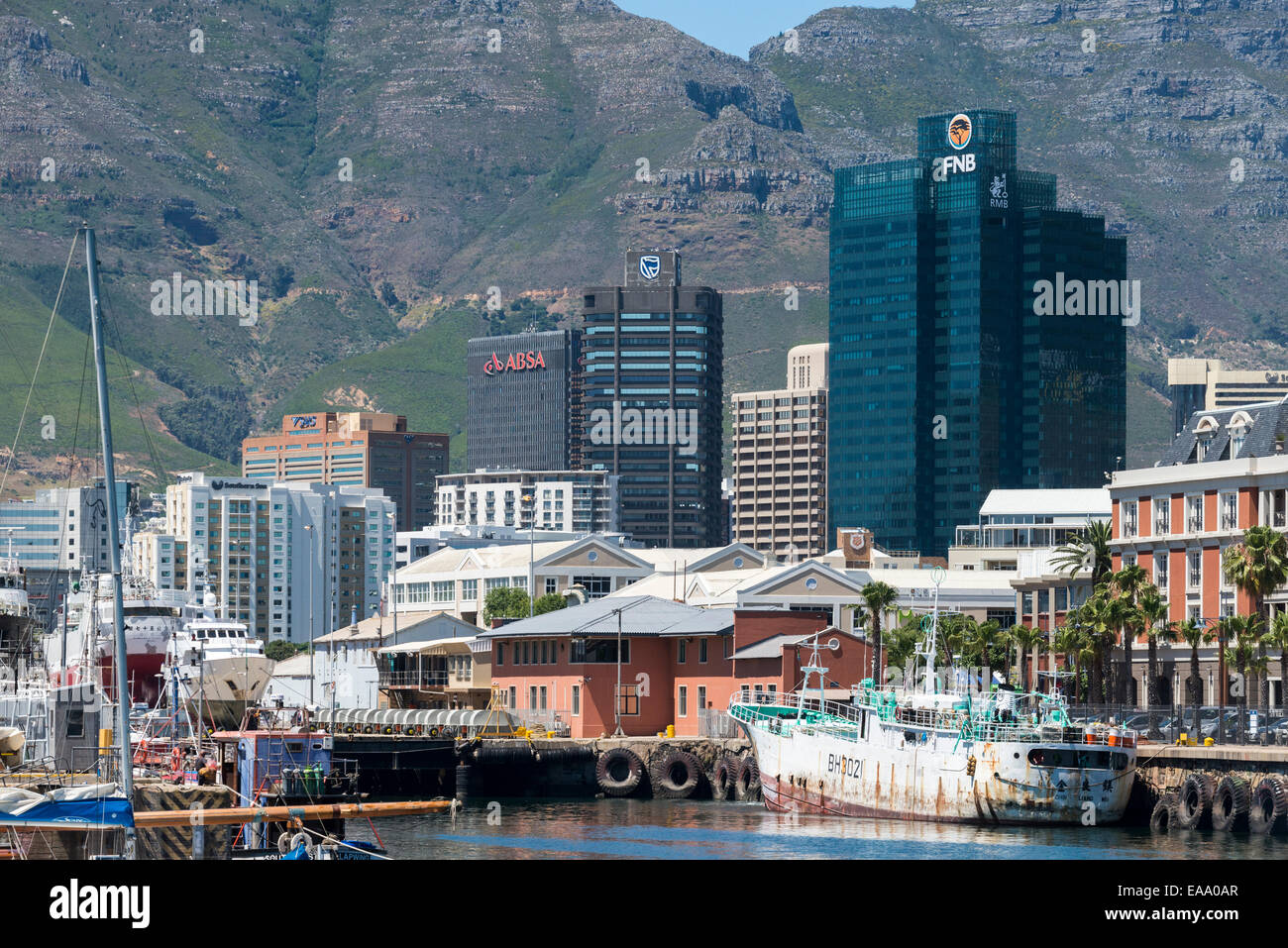 Gratte-ciel dans le quartier central des affaires et du vieux port, vue d'Albert Mall, Cape Town, Afrique du Sud Banque D'Images