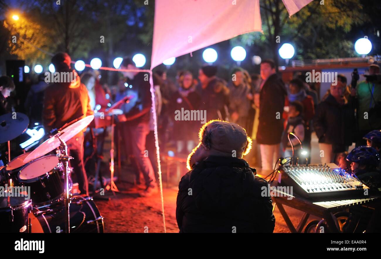 Un groupe jouant à la frontière des lumières' sur l'Engeldamm à Berlin, Allemagne. Le ballon lanternes sont une partie de la frontière des Lumières 2014" pour commémorer le 25e anniversaire de la chute du Mur de Berlin le 09 novembre 2014. Ils seront libérés dans l'air dans le cadre de l'événement. Photo : Britta Pedersen/dpa Banque D'Images