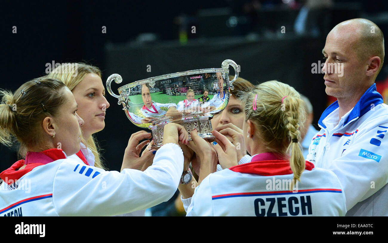 L'équipe tchèque a remporté la Fed Cup en battant l'Allemagne 3-1 à Prague's O2 arena aujourd'hui, le dimanche, Novembre 9, 2014. L'équipe tchèque de gauche à droite : Lucie Hradecka, Petra Kvitova, Lucie Safarova, Andrea Hlavackova et non de jouer le capitaine Petr Pala. (CTK Phtoto/Michal Dolezal) Banque D'Images