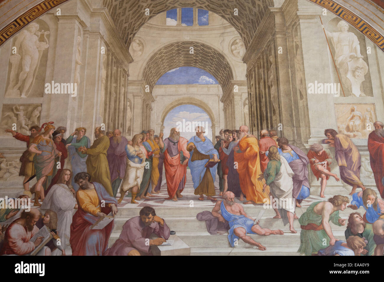 Fresque de l'École d'Athènes de Raphaël dans la chambre de la signature à l'intérieur du musée du Vatican (Site du patrimoine mondial de l'UNESCO), Cité du Vatican C Banque D'Images