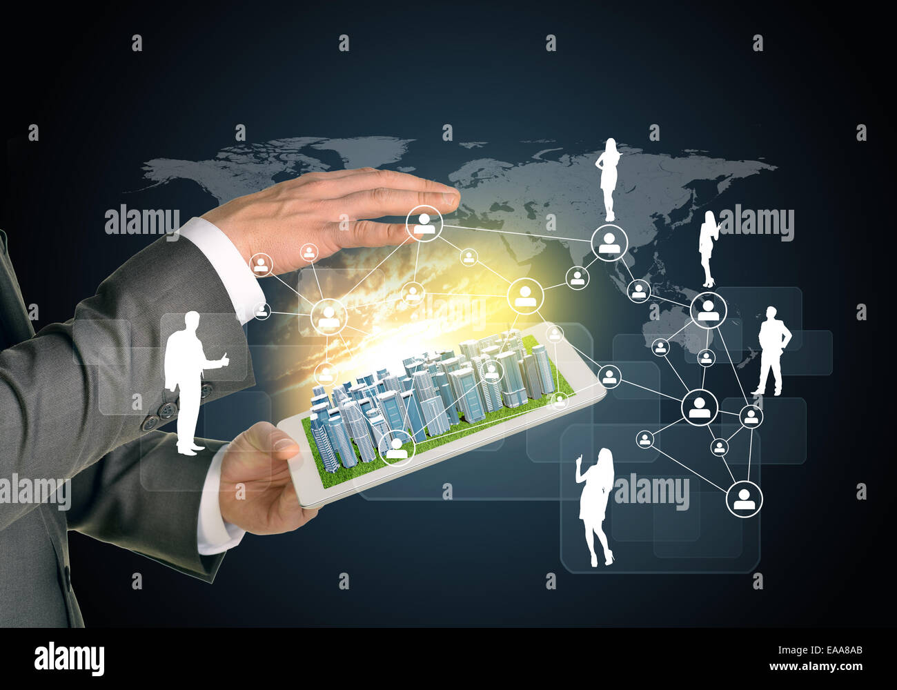 Les mains de l'homme à l'aide de tablet pc. Ville d'affaires sur l'écran tactile. Réseau avec les silhouettes près de l'ordinateur Banque D'Images Les mains de l'homme à l'aide de tablet pc. Ville d'affaires sur l'écran tactile. Réseau avec les silhouettes près de l'ordinateur Banque D'Images