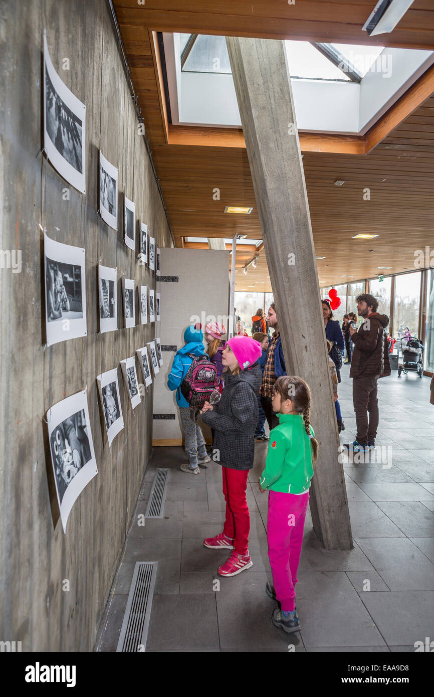 Les enfants à une exposition de photos, regarder des images d'eux-mêmes. Reykjavik, Islande Banque D'Images
