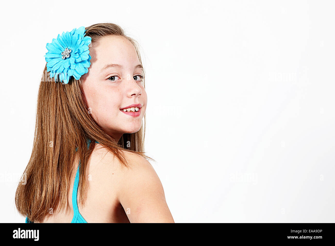 Belle Jeune fille en studio posant sur fond blanc Banque D'Images