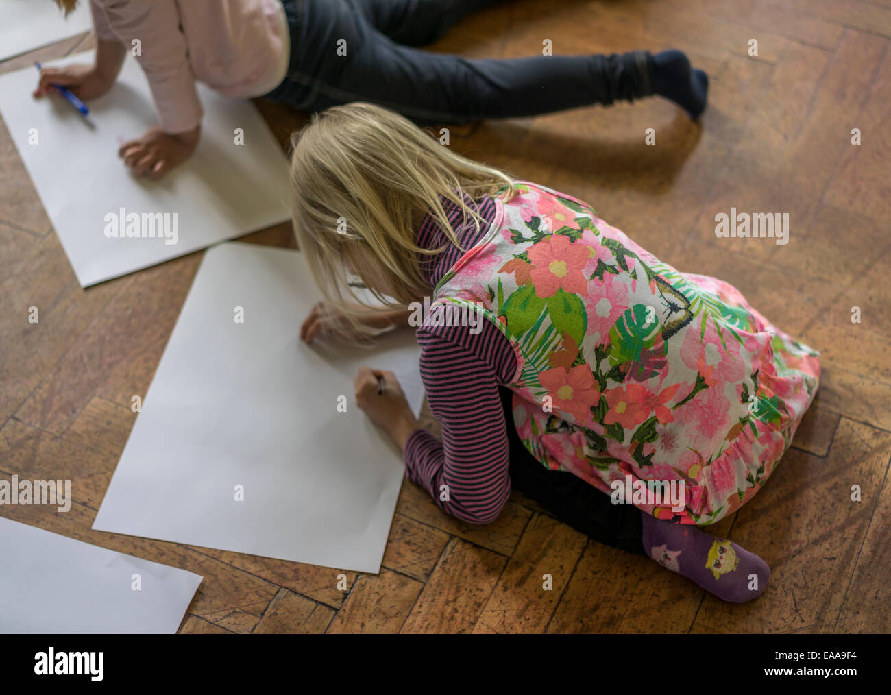 Jeune fille dessin, Reykjavik, Islande Banque D'Images