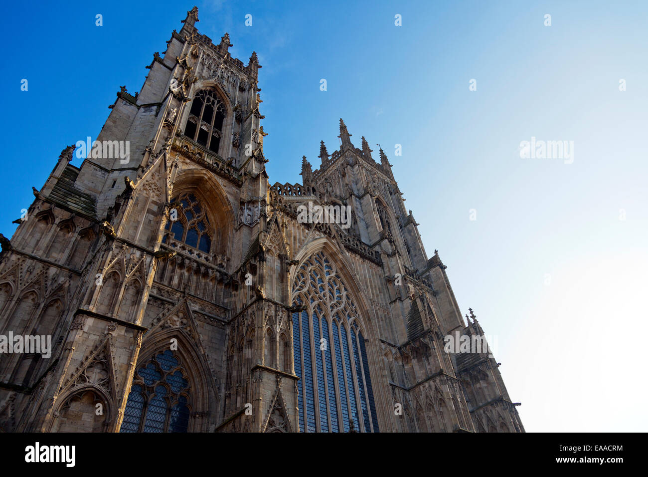 Façade de la cathédrale York Minster pierres de construction extérieure architecture iconique windows ciel bleu de jour jour UK Angleterre Banque D'Images