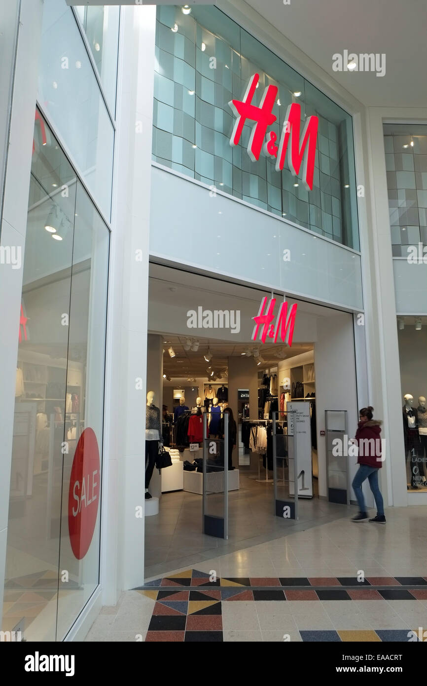 H&M H & M'enseigne de l'entrée du magasin de vêtements de mode extérieur  bon marché/client qui passe dans Lincoln City shopping au bord de l'eau  Photo Stock - Alamy