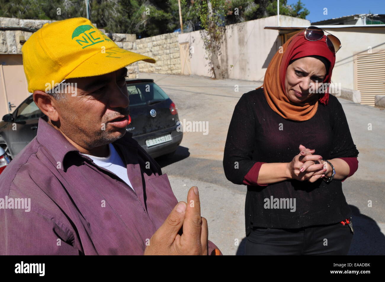 Aurait été la seule institution en Palestine, qui se concentre sur le travail avec les enfants handicapés mentaux, est le centre de Star Mountain près de Ramallah s'exécute par l'Église de les Frères moraves, qui vient de la République tchèque. Sur la photo de l'enseignant un travail agricole Abou Anas et coordonnateur de l'enseignement de l'artisanat et l'art thérapie Heba al Umari près de Ramallah, en Palestine, le 6 novembre 2014. (CTK Photo/Filip Nerad) Banque D'Images