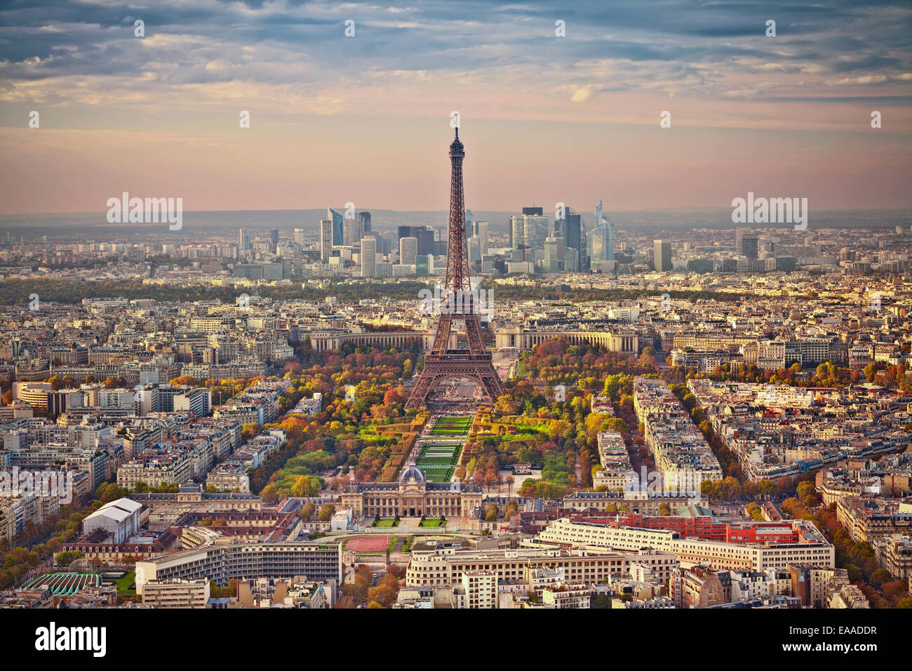 Vue aérienne de Paris au coucher du soleil. Vue de la Tour Montparnasse. Banque D'Images