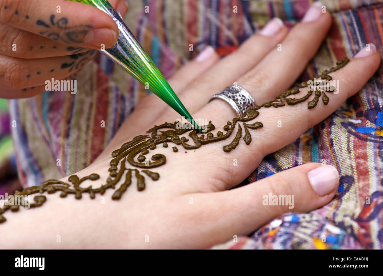 Photo de la main de l'être décoré de tatouage au henné Banque D'Images