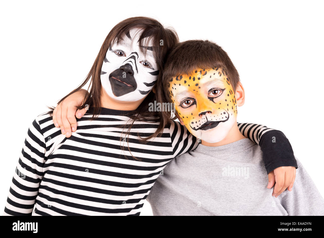 Couple d'enfants avec le visage de l'animal-paint en blanc isolé Banque D'Images