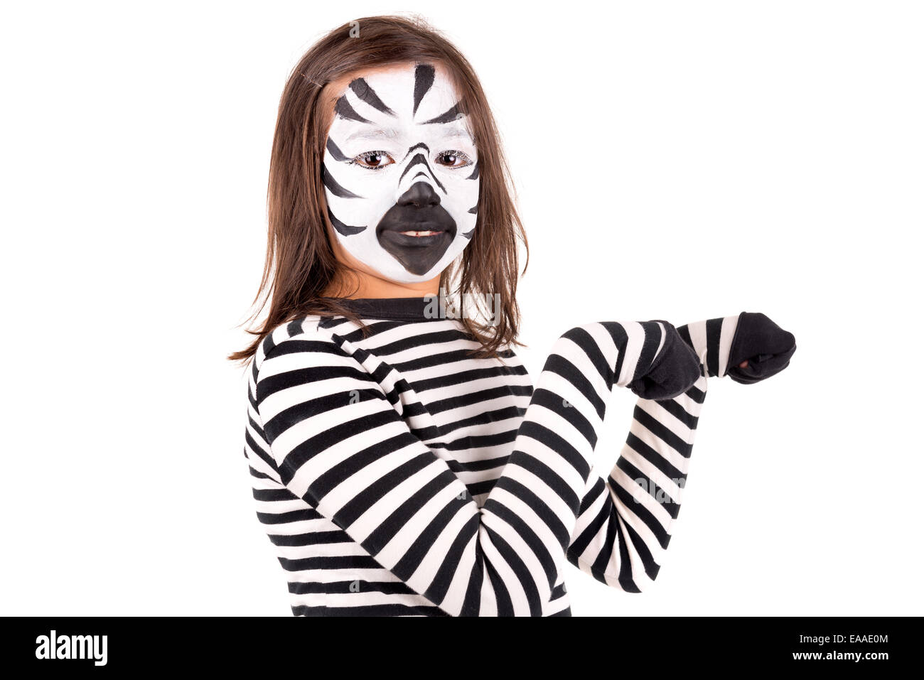 Girl with face-paint comme un zèbre isolé en fond blanc Banque D'Images