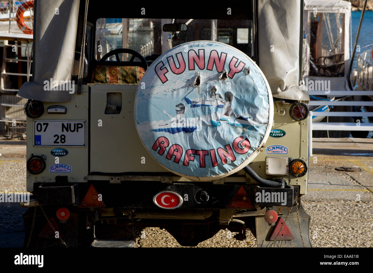 Les entreprises d'une descente de Funny Land Rover, Kalkan, Turquie, Asie. Banque D'Images