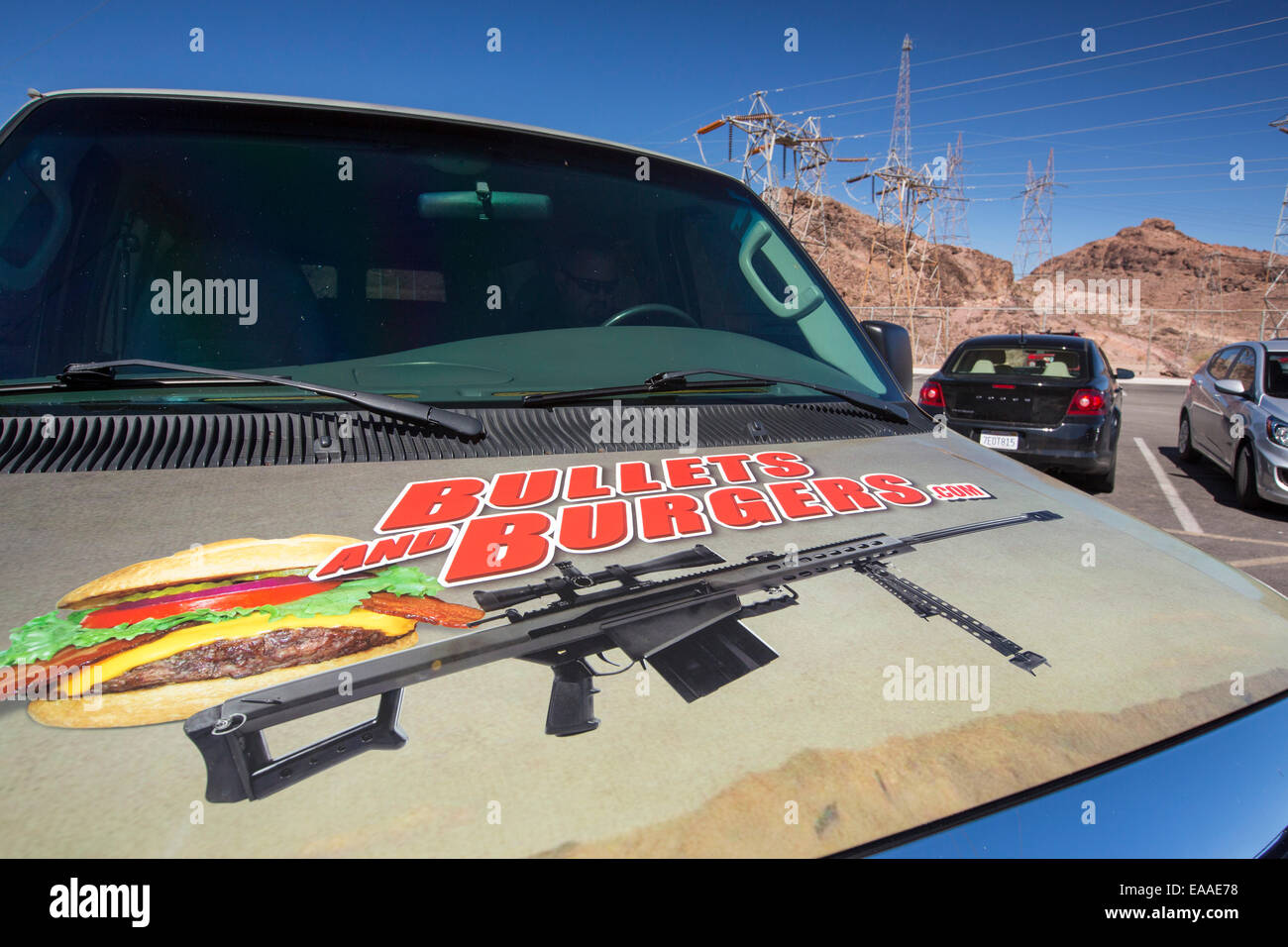 Une publicité d'un camion de balles et des hamburgers, commune où vous pouvez prendre une mitrailleuse. Il semble personnifier tout ce qui est mauvais au sujet de Banque D'Images