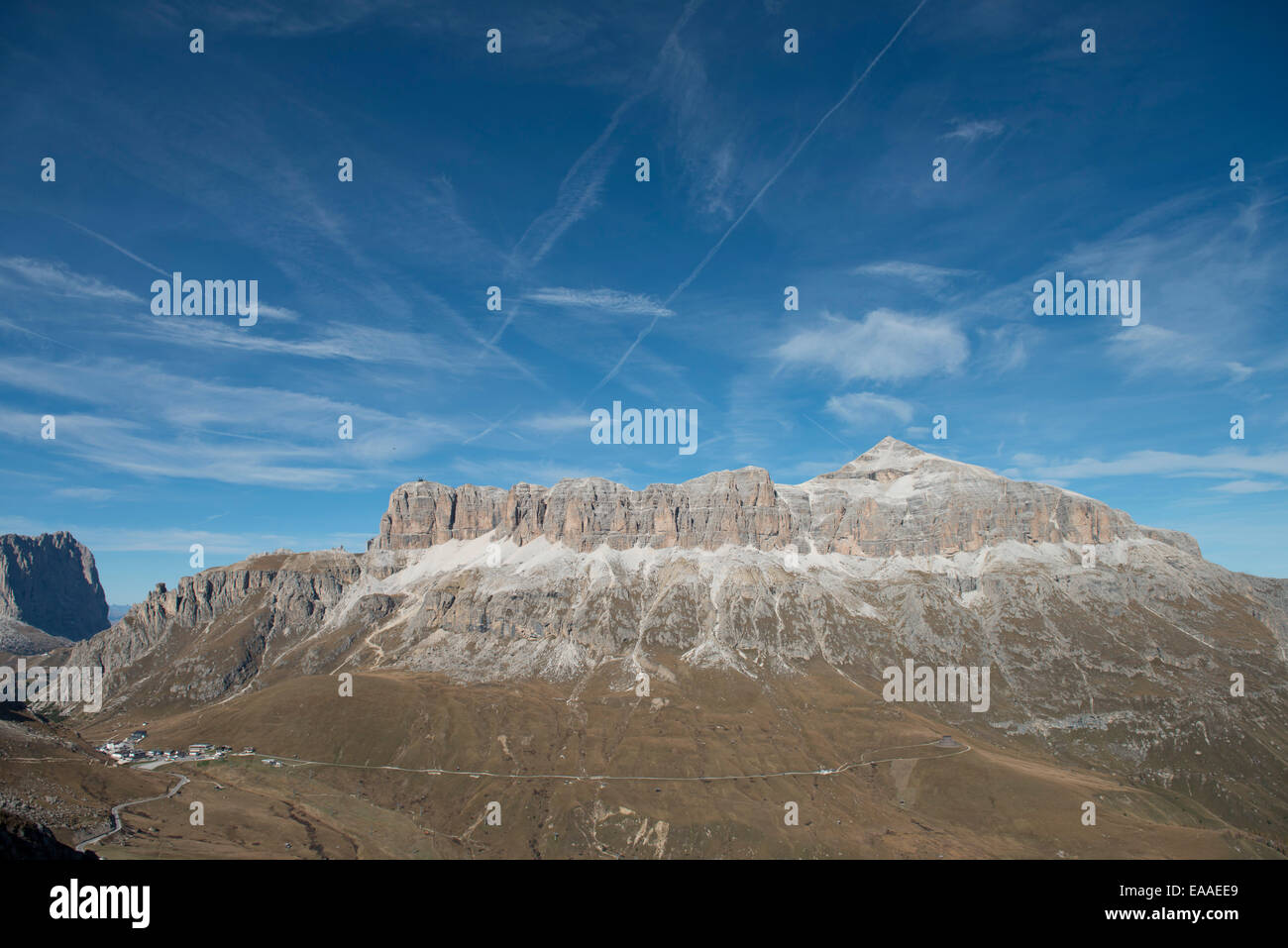 Pordoi Spitzen Kondensstreifen mit Flugzeug - Pordoi avec con trails Banque D'Images