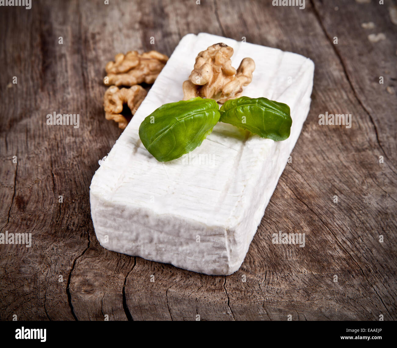 Fromage de chèvre blanc avec pourriture noble sur table en bois Banque D'Images