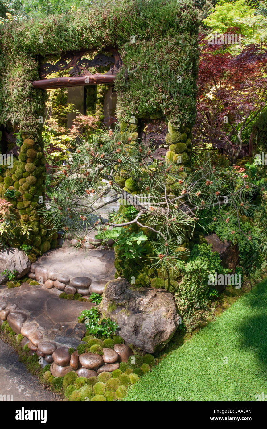 Chelsea Flower Show 2014. Jardin Japonais - marches de pierre avec contremarches de galets, Moss, Pinus (pin) et de l'Acer palmatum Banque D'Images