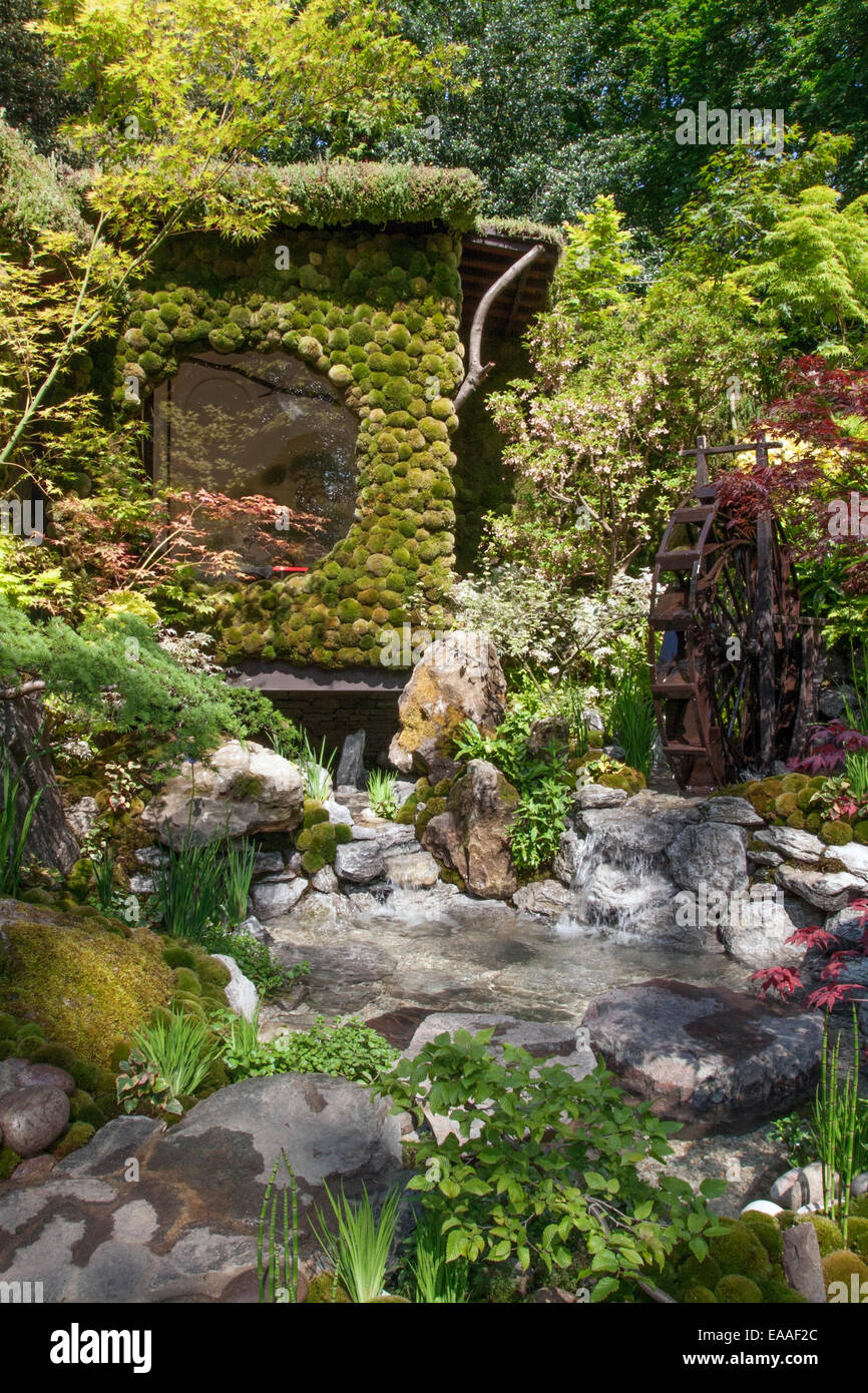 Chelsea Flower Show 2014. Chelsea Flower Show 2014. Jardin Japonais - petit bassin avec chute d'eau, salon de thé japonais recouvert de mousse, wa Banque D'Images