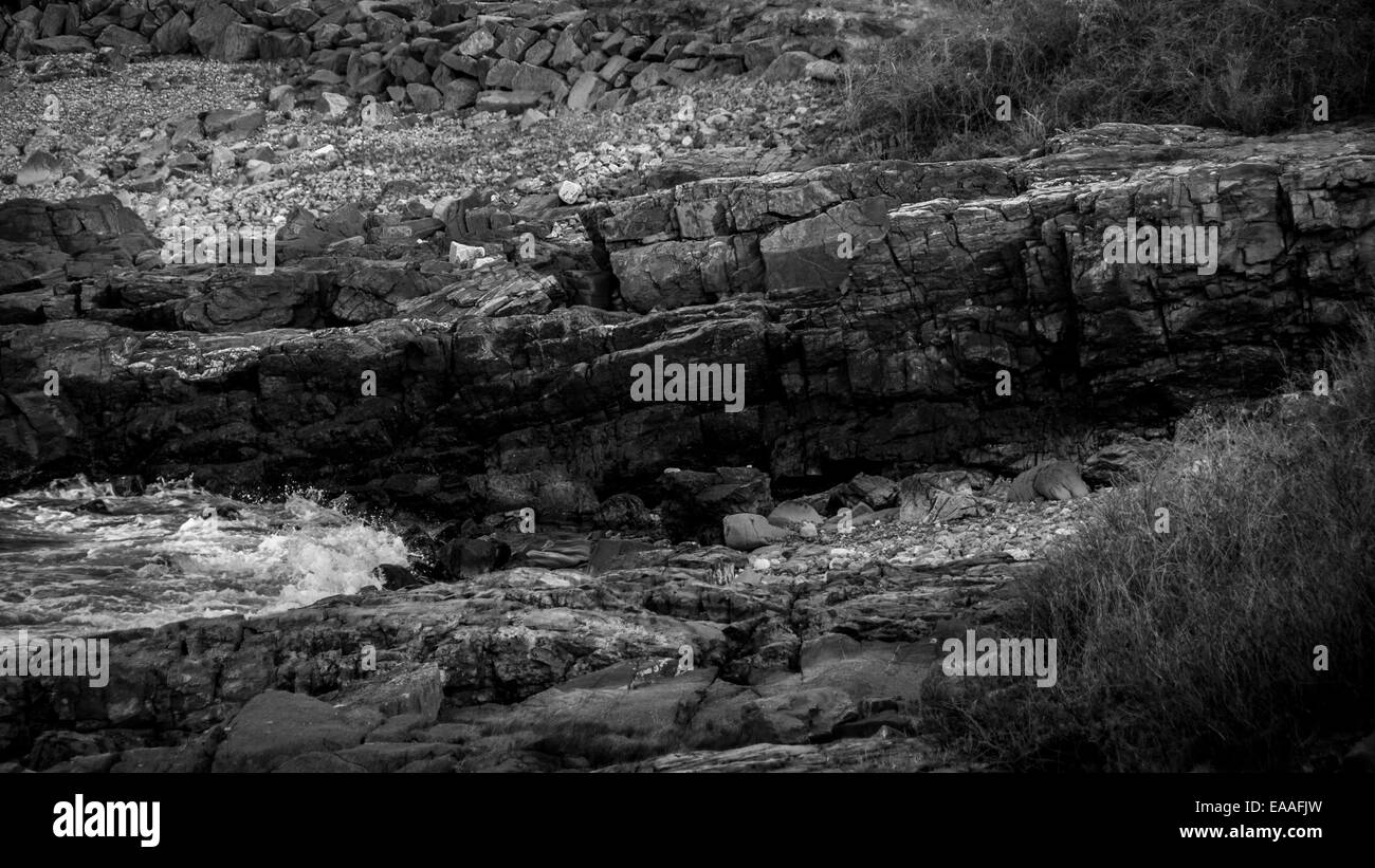 Formation rocheuse ensoleillée sur les côtes du Maine. La composition parallèle. Banque D'Images