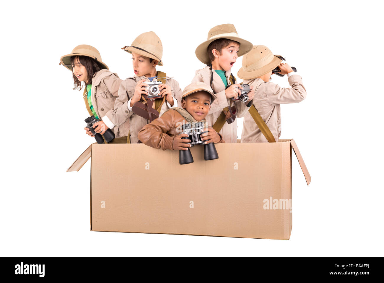 Groupe d'enfants jouant dans une boîte de carton safari Banque D'Images