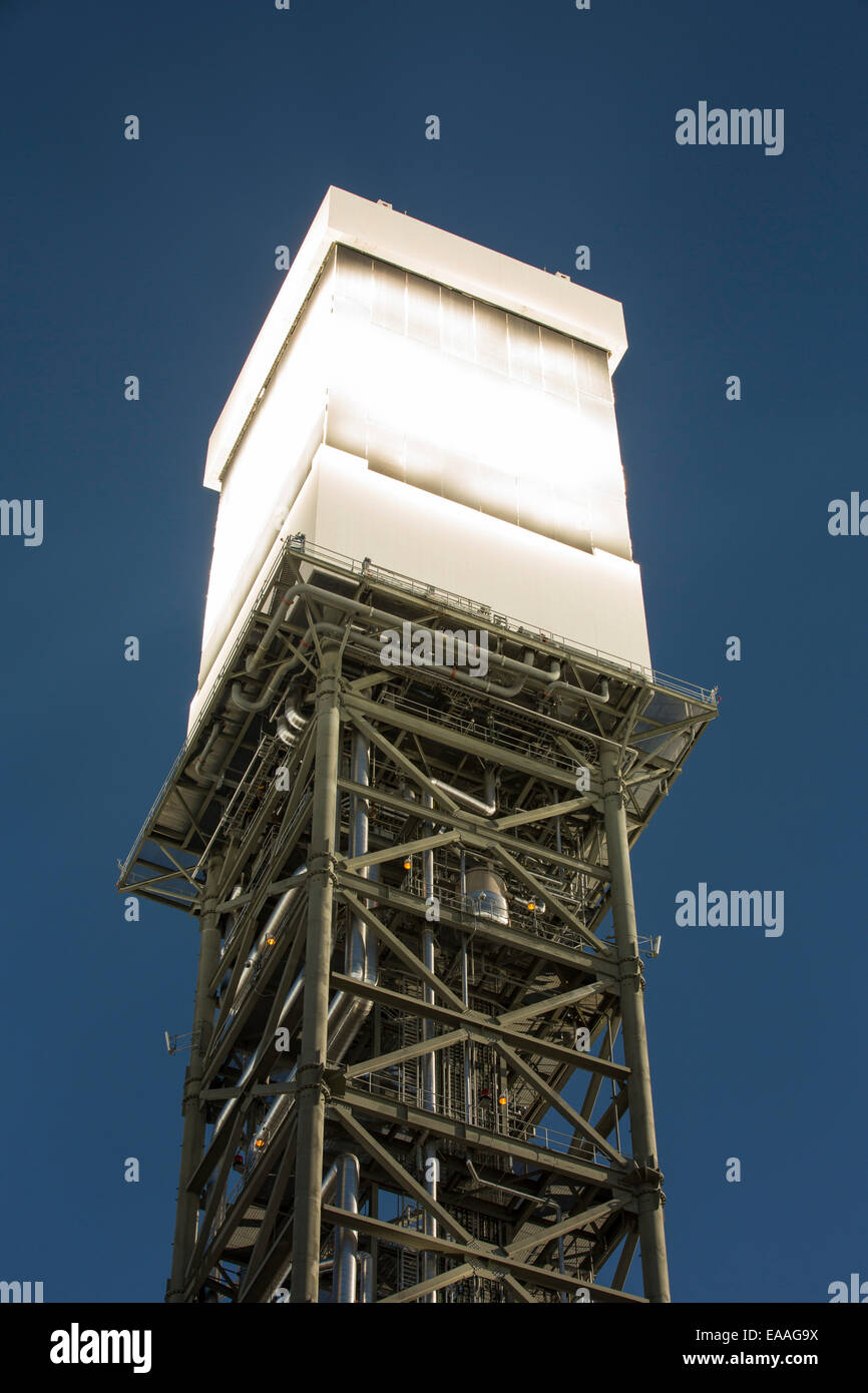 Une tour solaire à la centrale thermique solaire Ivanpah dans le désert de Mojave en Californie est actuellement la plus grande centrale thermique solaire du monde. Il génère 392 mégawatts (MW) et déploie 173 500 héliostats qui reflètent les rayons de soleils sur trois tours solaires. Il couvre 4 000 hectares de désert. Banque D'Images