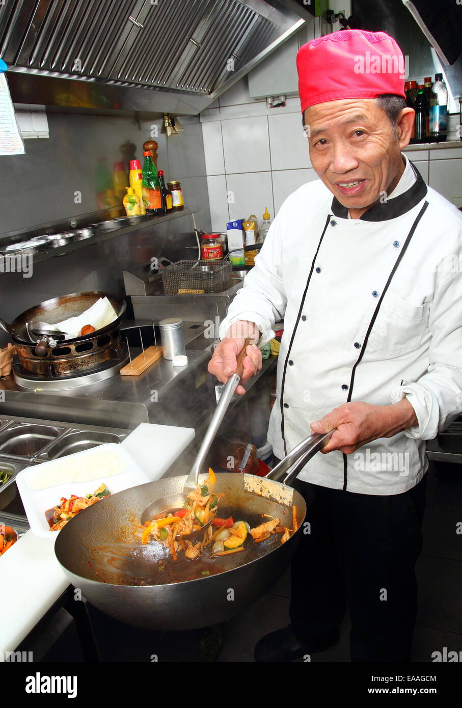 Asie Un cuisinier avec wok à emporter Photo Stock - Alamy