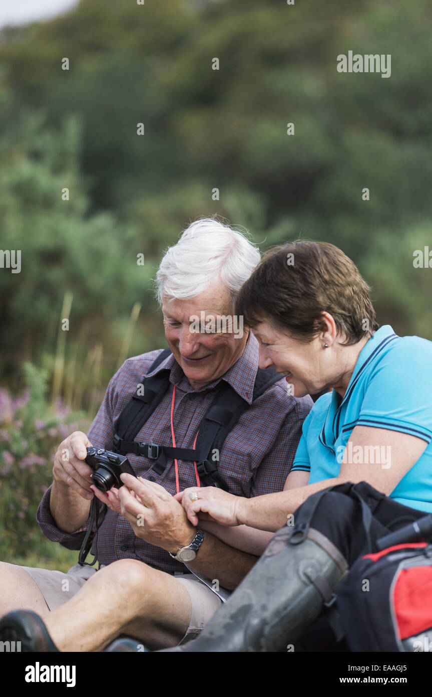 Un couple de prendre des photographies pendant la marche. Banque D'Images
