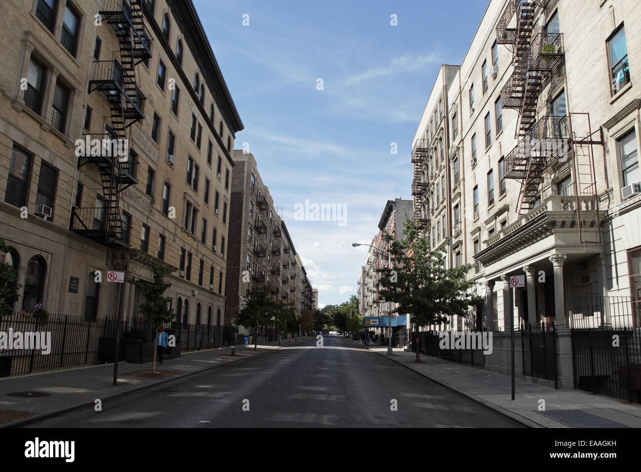 Les bâtiments résidentiels sur West 111e rue dans le quartier de Harlem, New York City Banque D'Images