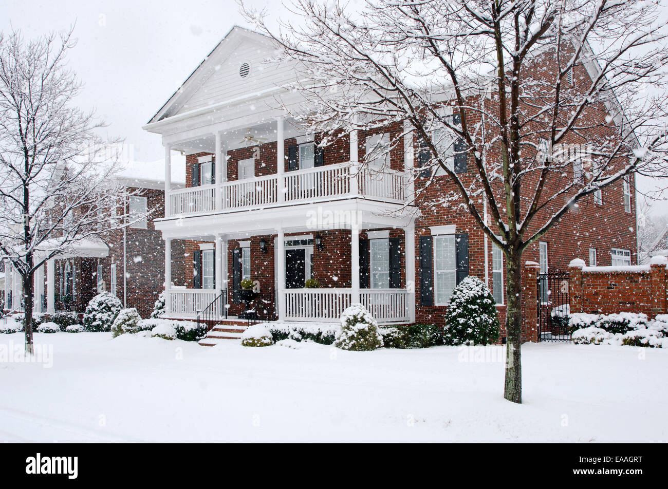 Maisons de briques traditionnelles, sont capturés lors d'une tempête de neige dans cette belle scène d'hiver. Banque D'Images