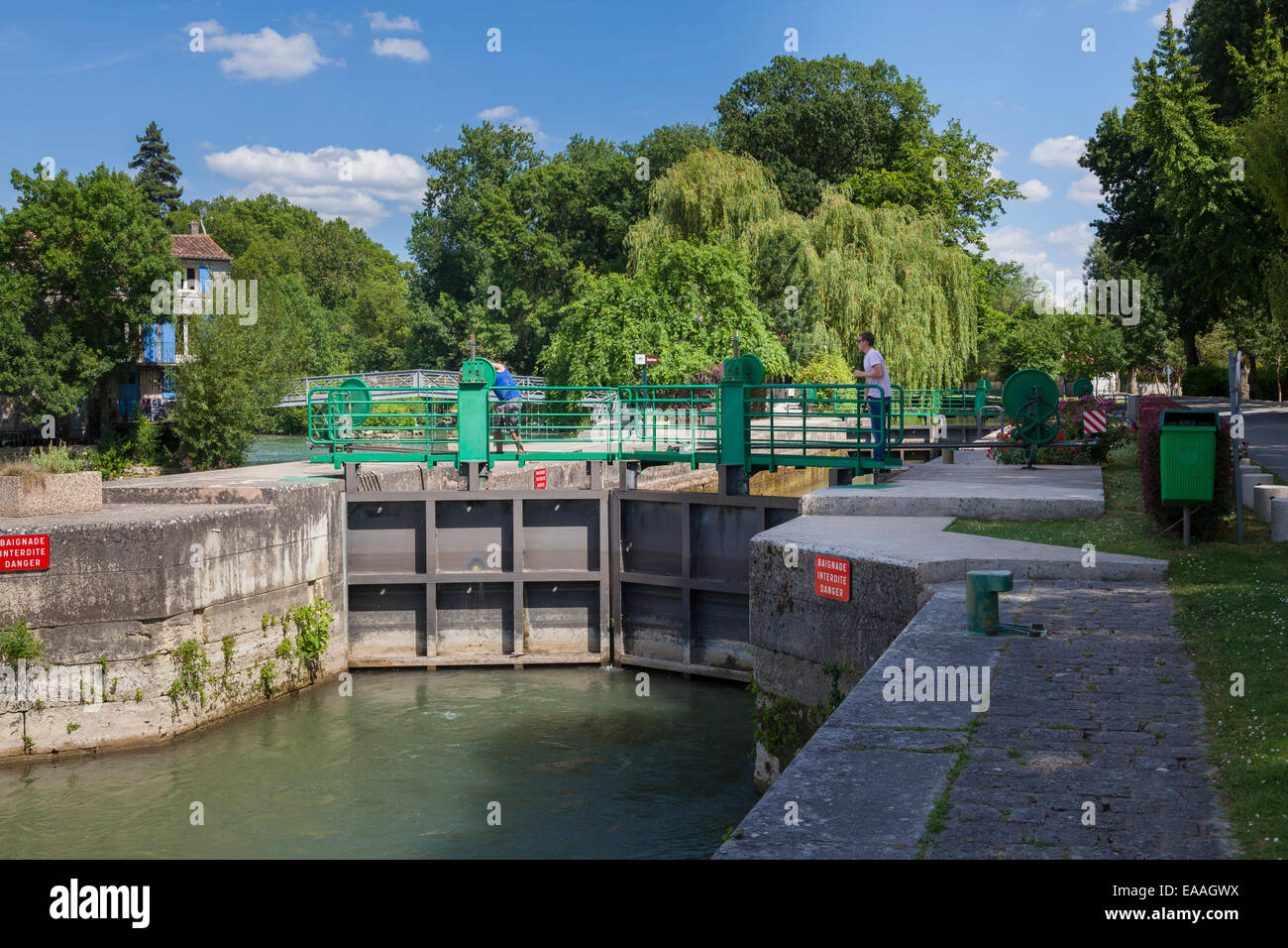 Portes fermées sur le fleuve Charente à Jarnac Banque D'Images