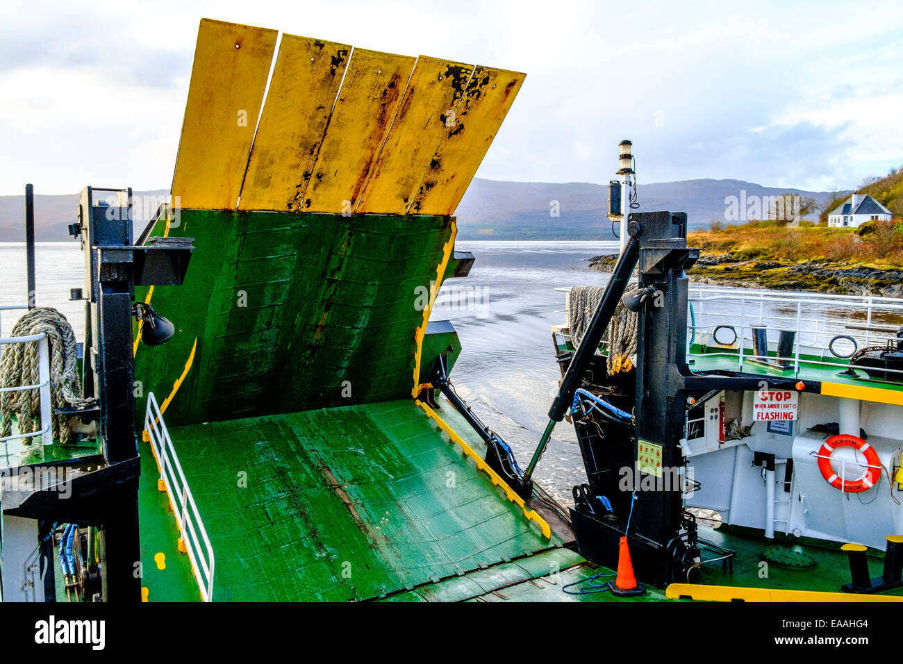 La rampe de chargement sur le car-ferry de Fishnish dans Mull au continent écossais à Lochaline Banque D'Images